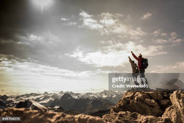 germany, bavaria, oberstdorf, two hikers cheering on rock in alpine scenery - bergsteiger gipfel stock-fotos und bilder