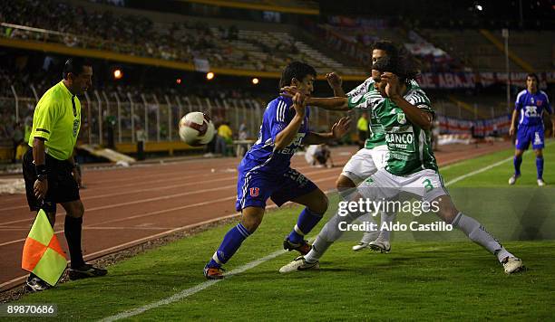 Edgar Zapata of Colombia's Deportivo Cali vies for the ball with Edson Puch of Chile's Universidad de Chile during their Copa Nissan Sudamericana...