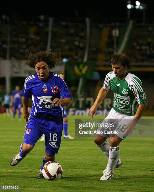 Duvier Riascos of Colombia's Deportivo Cali vies for the ball with Manuel Iturra of Chile's Universidad de Chile during their Copa Nissan...