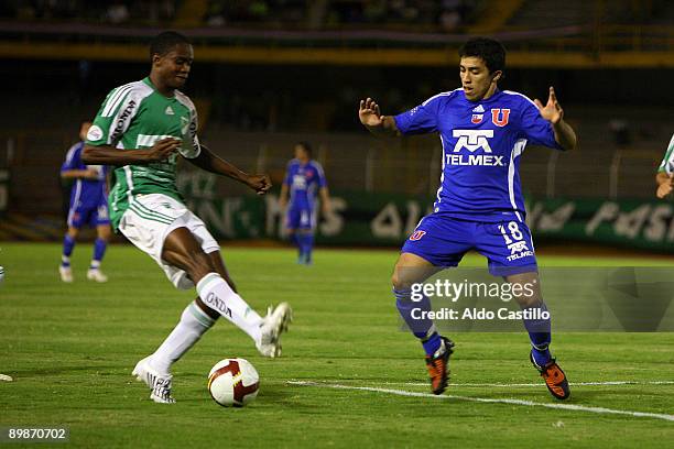 Pablo Escobar of Colombia's Deportivo Cali vies for the ball with Edson Puch of Chile's Universidad de Chile during their Copa Nissan Sudamericana...