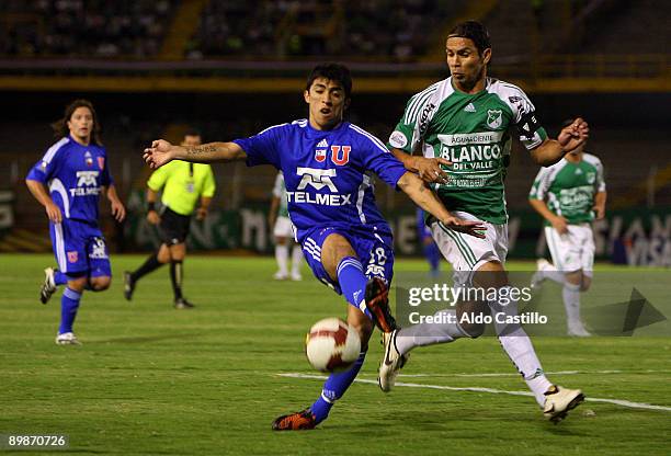 Edgar Zapata of Colombia's Deportivo Cali vies for the ball with Edson Puch of Chile's Universidad de Chile during their Copa Nissan Sudamericana...