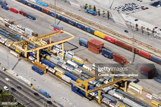 trenes de mercancías y contenedores en el puerto de barcelona, españa - aduana edificio de transporte fotografías e imágenes de stock