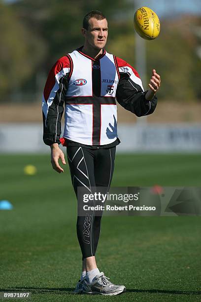 Steven King juggles the ball during a St Kilda Saints AFL training session at Linen House Oval on August 19, 2009 in Melbourne, Australia.