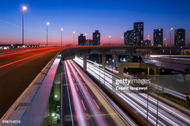 tokyo coastal road at twilight - isogawyi stock-fotos und bilder