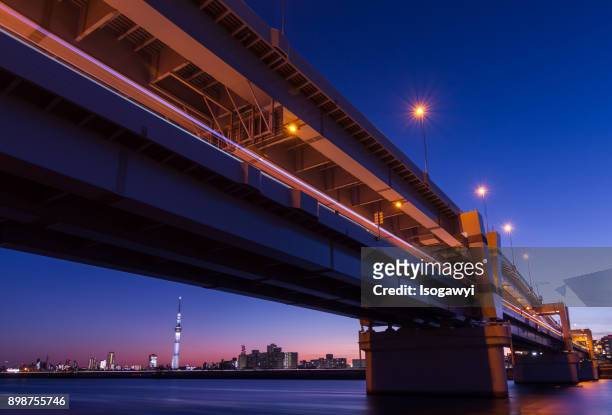 bridge over arakawa river and tokyo skytree at twilight - isogawyi fotografías e imágenes de stock