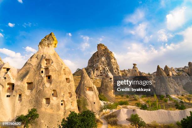 uchisar in kappadokien, türkei - göreme stock-fotos und bilder