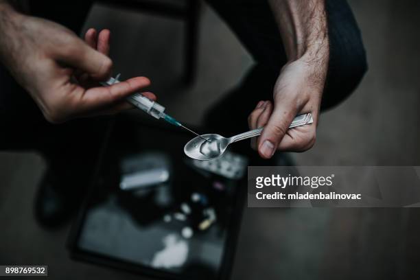 heroin ist bereit - drug addict stock-fotos und bilder