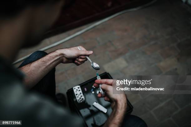 海洛因已經準備好 - heroin addict arm 個照片及圖片檔