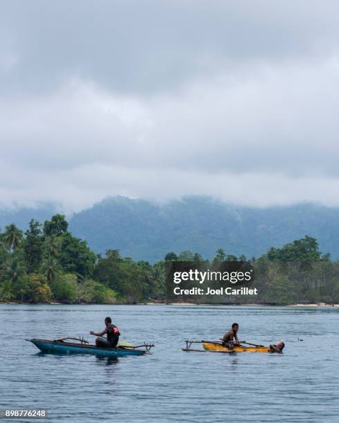 stabilizzatori nel porto di nagada, madang, papua nuova guinea - nuova guinea foto e immagini stock