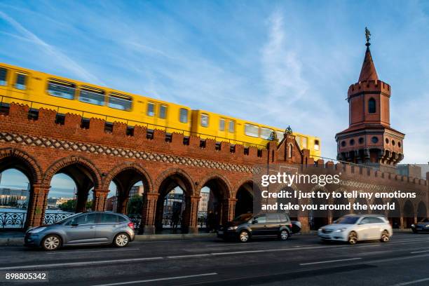 berlin, germany - september 21, 2015: famous oberbaumbrücke in berlin - berliner mauer stock-fotos und bilder