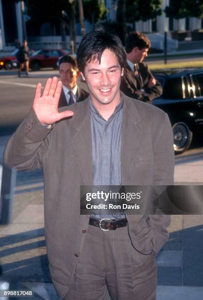 Canadian actor Keanu Reeves attends the premiere of director Alfonso Arau's film, 'A Walk in the Clouds,' in which he starred on August 9, 1995 in...
