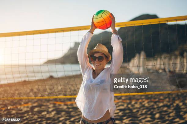 ricreazione in spiaggia in mare - womens beach volleyball foto e immagini stock