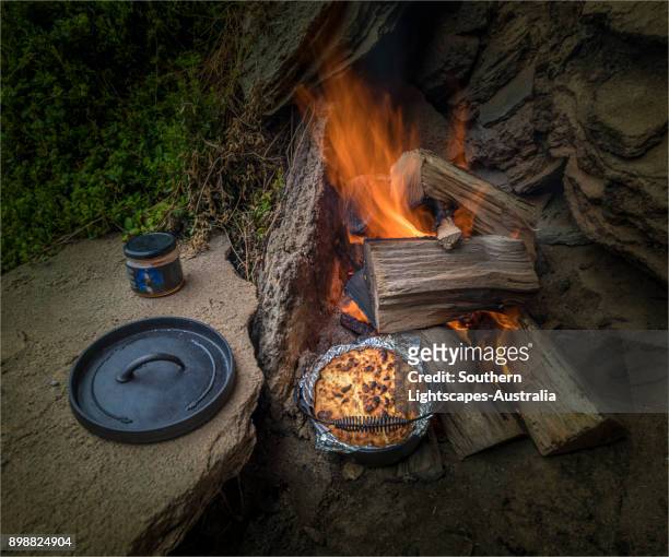 damper cooking on an open fire, black point coastal area, king island, bass strait, tasmania, australia - tasmania food stockfoto's en -beelden
