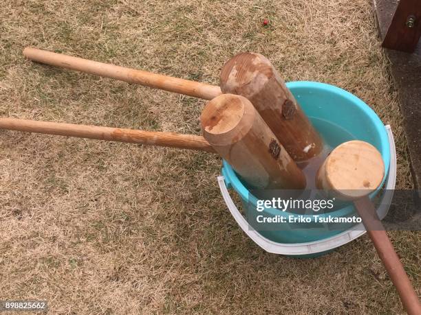 mochitsuki ceremony - three stamp mills - hometown stockfoto's en -beelden