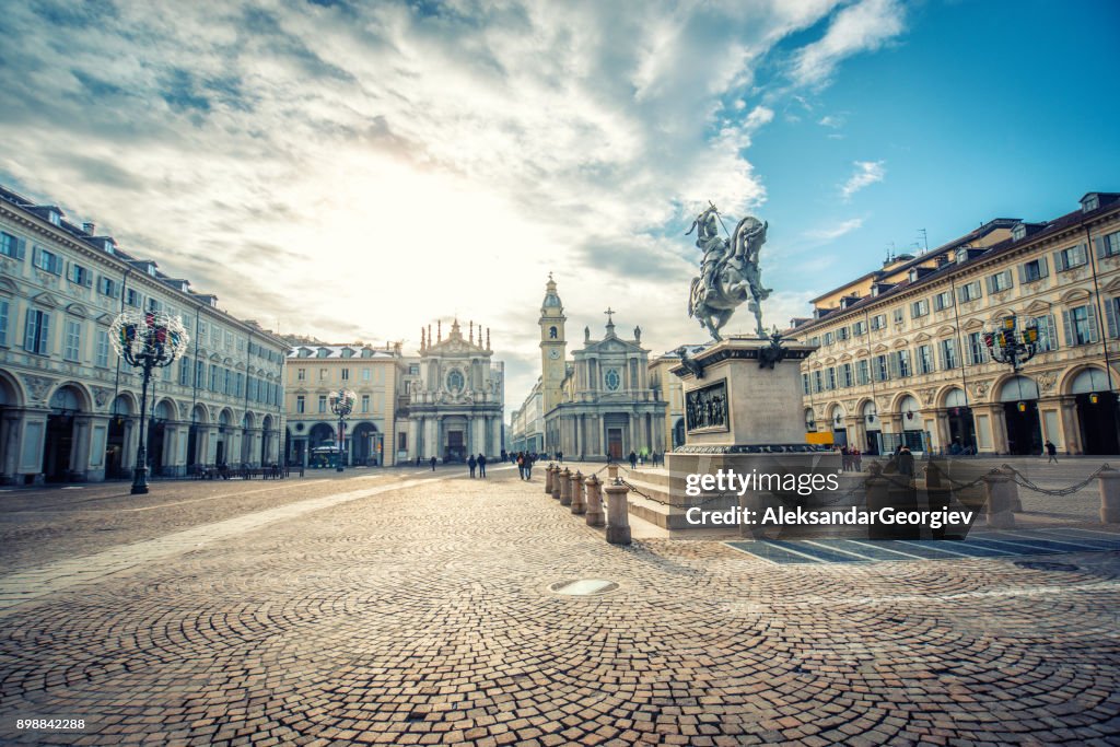Vue principale de la place Piazza San Carlo et églises jumelles, Turin