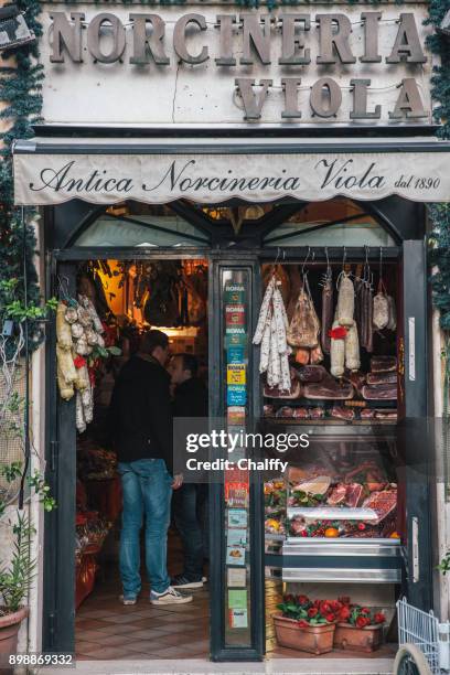 una tienda de alimentos en roma - charcutería-italiana fotografías e imágenes de stock