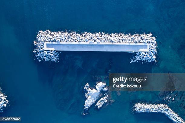 drone de tir. bleu de la mer. vague de blocage blanche. - groyne photos et images de collection