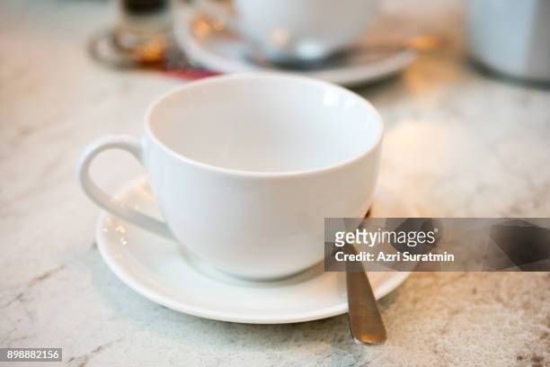 empty coffee cup - saucer fotografías e imágenes de stock