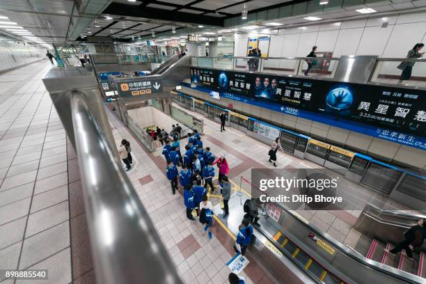 taipei mrt station - taipei mrt stock pictures, royalty-free photos & images