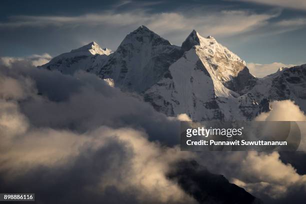 kangtega mountain peak above the clouds from kalapattar view point, everest region, nepal - kangtega foto e immagini stock