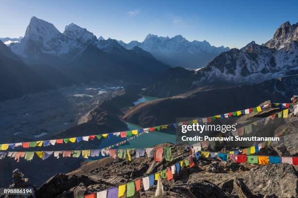 beautiful himalaya mountain landscape on top of gokyo ri in a morning, everest region, nepal - kangtega foto e immagini stock