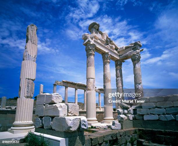 acropolis of pergamon - bergama 個照片及圖片檔