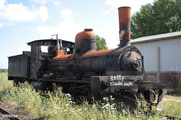 burned out locomotive - pejft stockfoto's en -beelden
