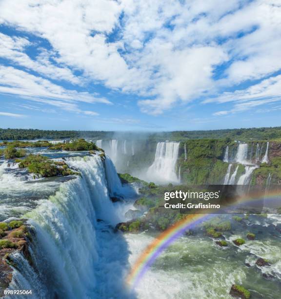 brazilië iguacu watervallen met regenboog - iguacu falls stockfoto's en -beelden