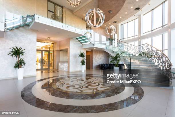 modern hotel lobby - atrio luxo hotel nobody imagens e fotografias de stock