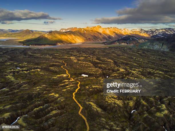 landscape of landmannalaugar - markierung für tiere stock-fotos und bilder