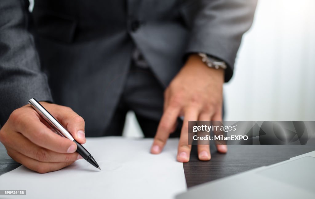 Empresario firmar los documentos