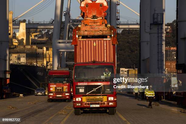 Drop Shipping Photos and Premium High Res Pictures - Getty Images