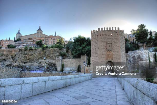 arch of the alcántara bridge - toledo, spain - alcanzar stock-fotos und bilder