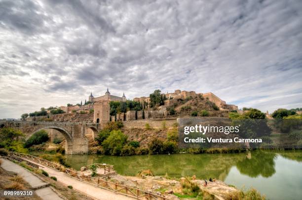 tagus river (río tajo) through toledo - castlle-la mancha, spain. - cuenca del tajo fotografías e imágenes de stock