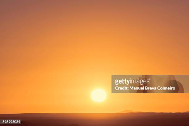 sunrise in sahara - sahara　sunrise stock pictures, royalty-free photos & images