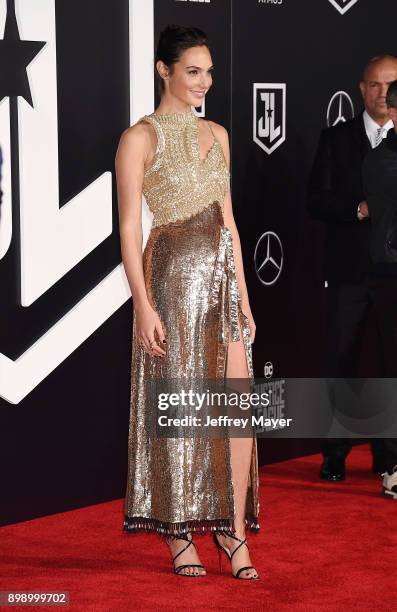 Actress Gal Gadot arrives at the premiere of Warner Bros. Pictures' 'Justice League' at the Dolby Theatre on November 13, 2017 in Hollywood,...