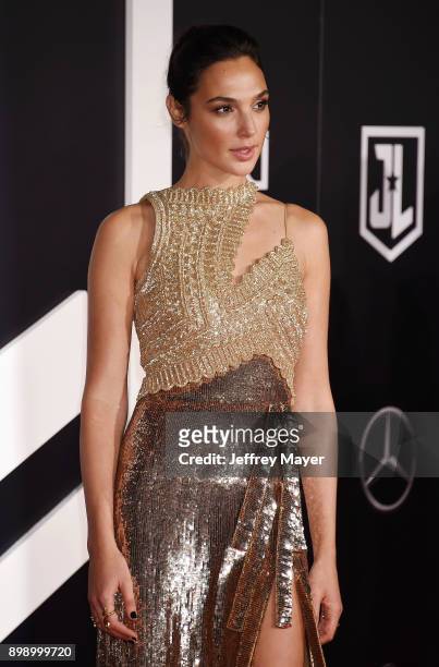 Actress Gal Gadot arrives at the premiere of Warner Bros. Pictures' 'Justice League' at the Dolby Theatre on November 13, 2017 in Hollywood,...