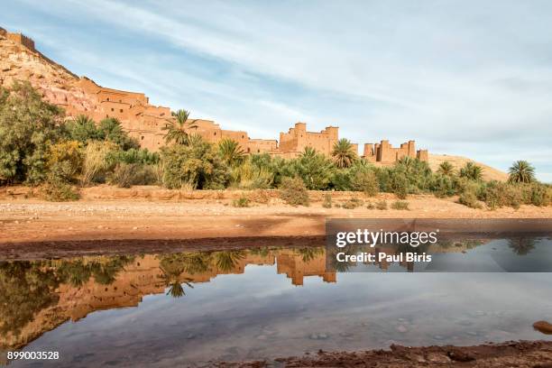 ksar of ait-ben-haddou, fortified town of clay on the ouarzazate river, morocco - sahara desert stock-fotos und bilder