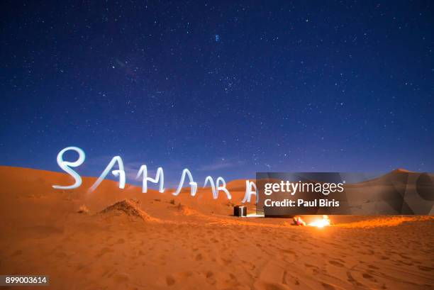 bedouin camp in the moroccan sahara in merzouga, morocco - arabian desert adventure night photos et images de collection