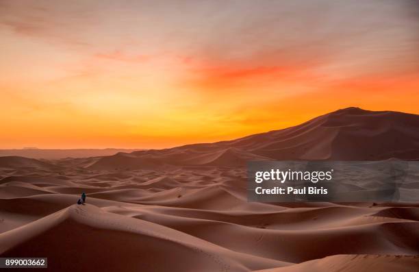 sunrise at erg chebbi sand dunes, morocco, north africa - north africa fotografías e imágenes de stock