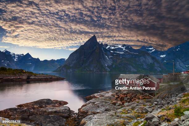 reine rorbu at sunset, lofotens - norvegia stock-fotos und bilder