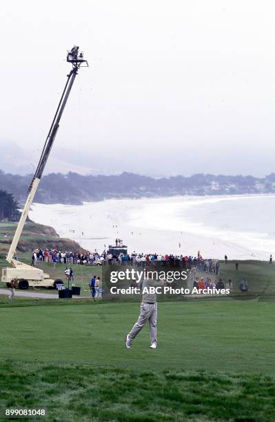 Curtis Strange golfing.