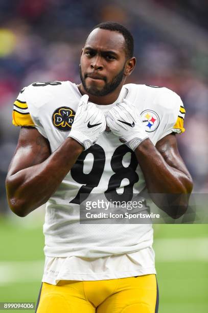 Pittsburgh Steelers inside linebacker Vince Williams warms up before the NFL game between the Pittsburgh Steelers and the Houston Texans on December...