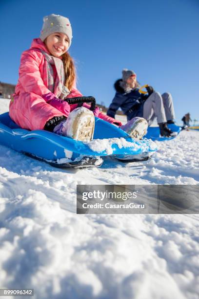 lycklig mor och dotter på sledge har kul i vinterlandskap - downhill bildbanksfoton och bilder