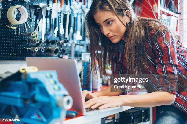 vrouwelijke monteur met laptop - bike shop stockfoto's en -beelden