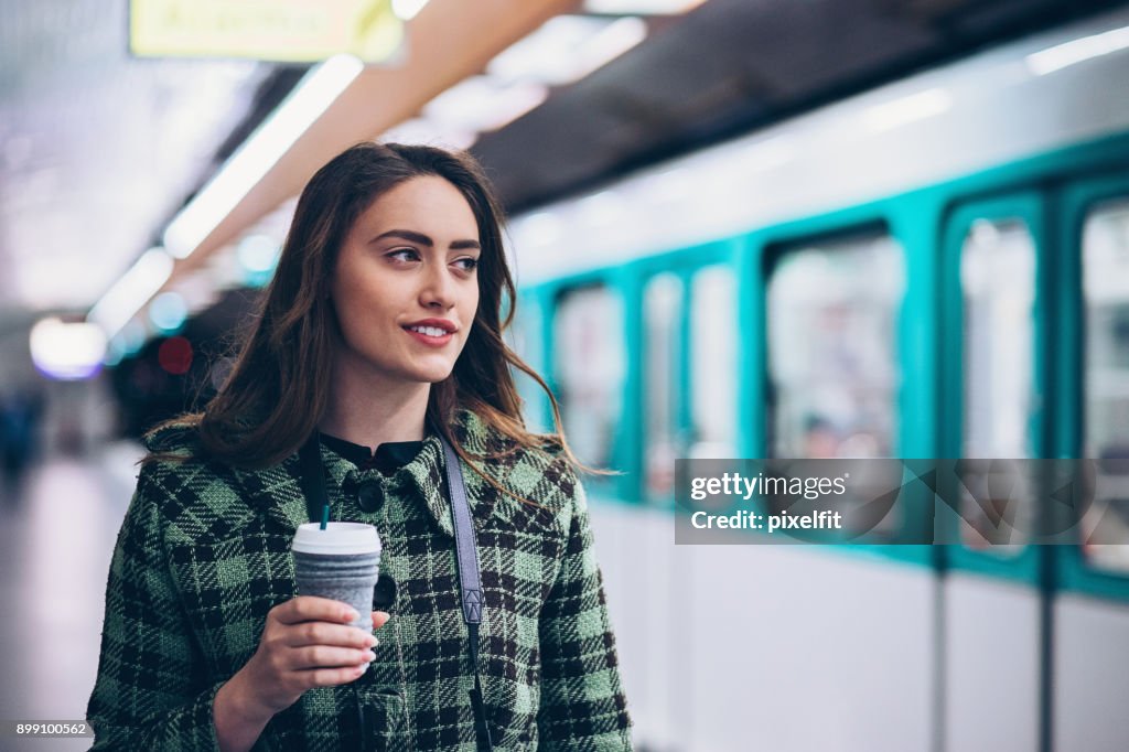 Frau in der U-Bahn