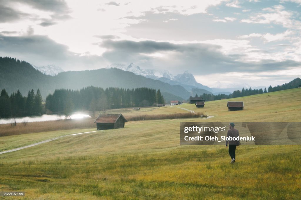 Mann, Blick auf malerische Aussicht von Gerold See in Alpen