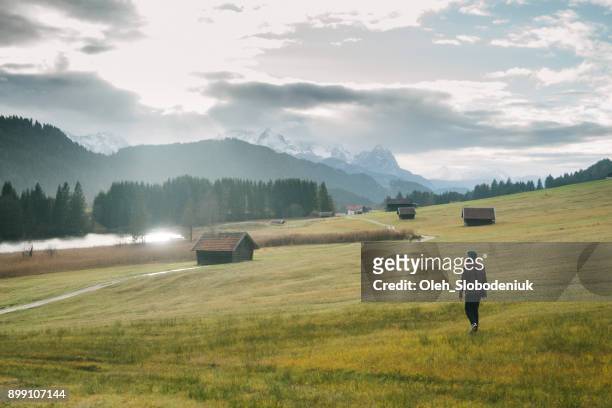 mann, blick auf malerische aussicht von gerold see in alpen - village stock-fotos und bilder