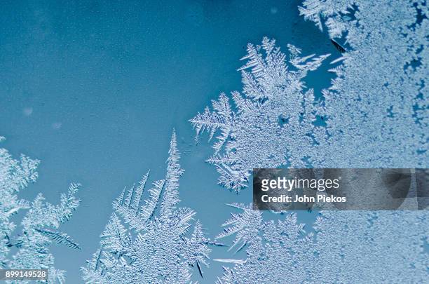 winter patterns - frost on window - geada imagens e fotografias de stock