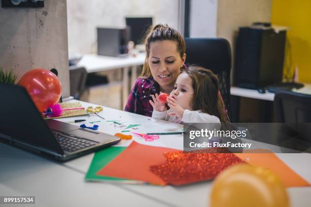 preparativos para la navidad - office christmas party fotografías e imágenes de stock